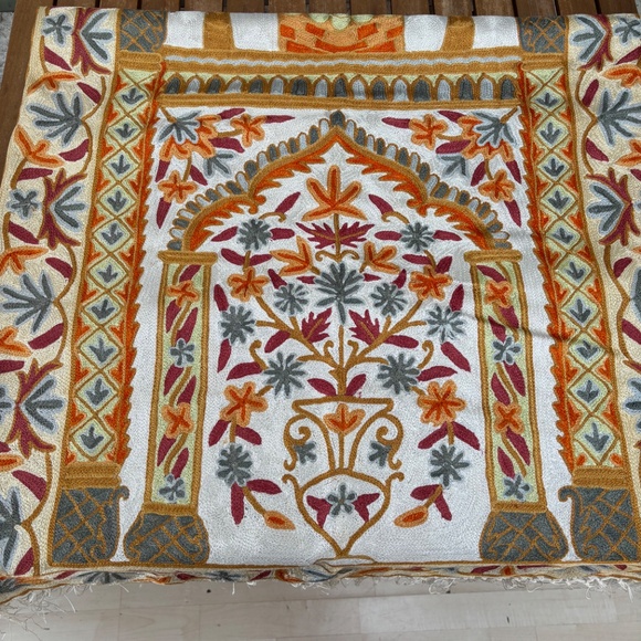 Spectacular Rug/Wall Hanging, made in Kashmir, India, purchased in Saudi Arabia. - Picture 3 of 6